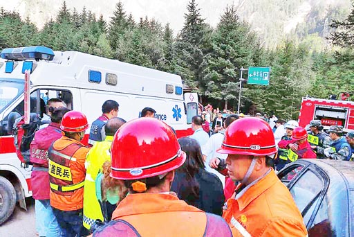 成飞医院医疗队到达九寨沟县，立即投入伤员抢救。