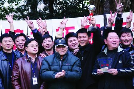 宋文骢（左五）与年轻同志一起参加单位业余活动